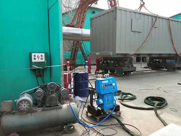 Q2600欧陆发泡设备应用于集装箱移动房保温施工